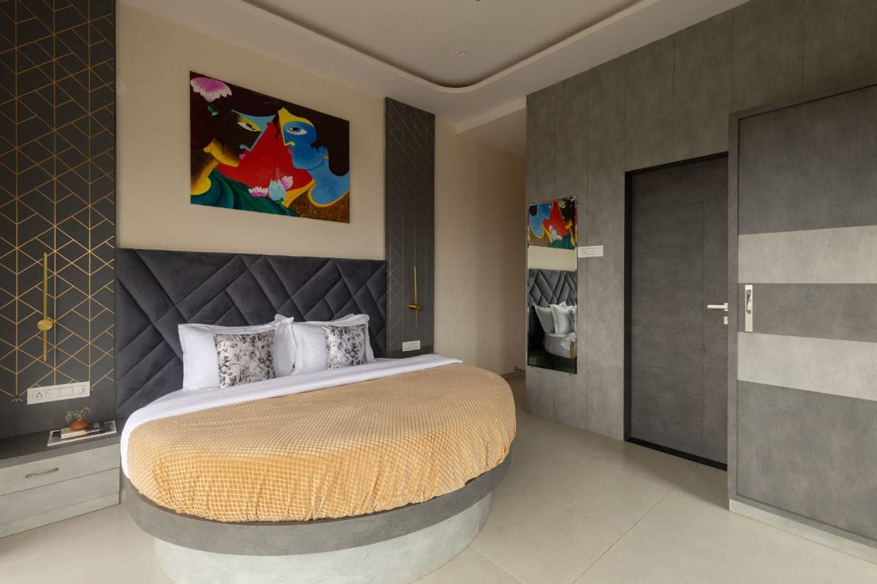 Bedroom 3 (Circular Bed)